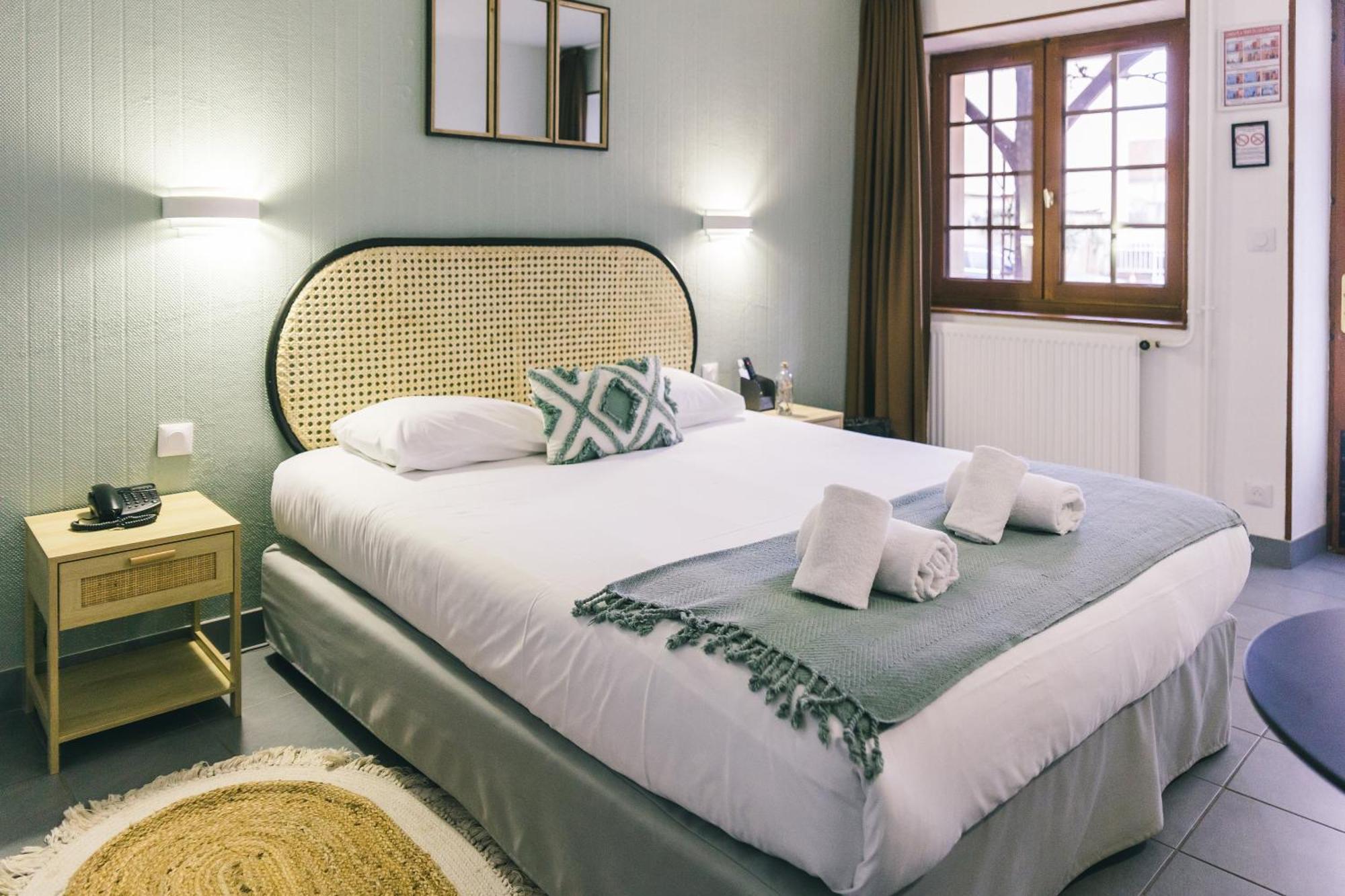 Logis Hotel & Restaurant Le Soleil D'Or Montigny-la-Resle Екстер'єр фото