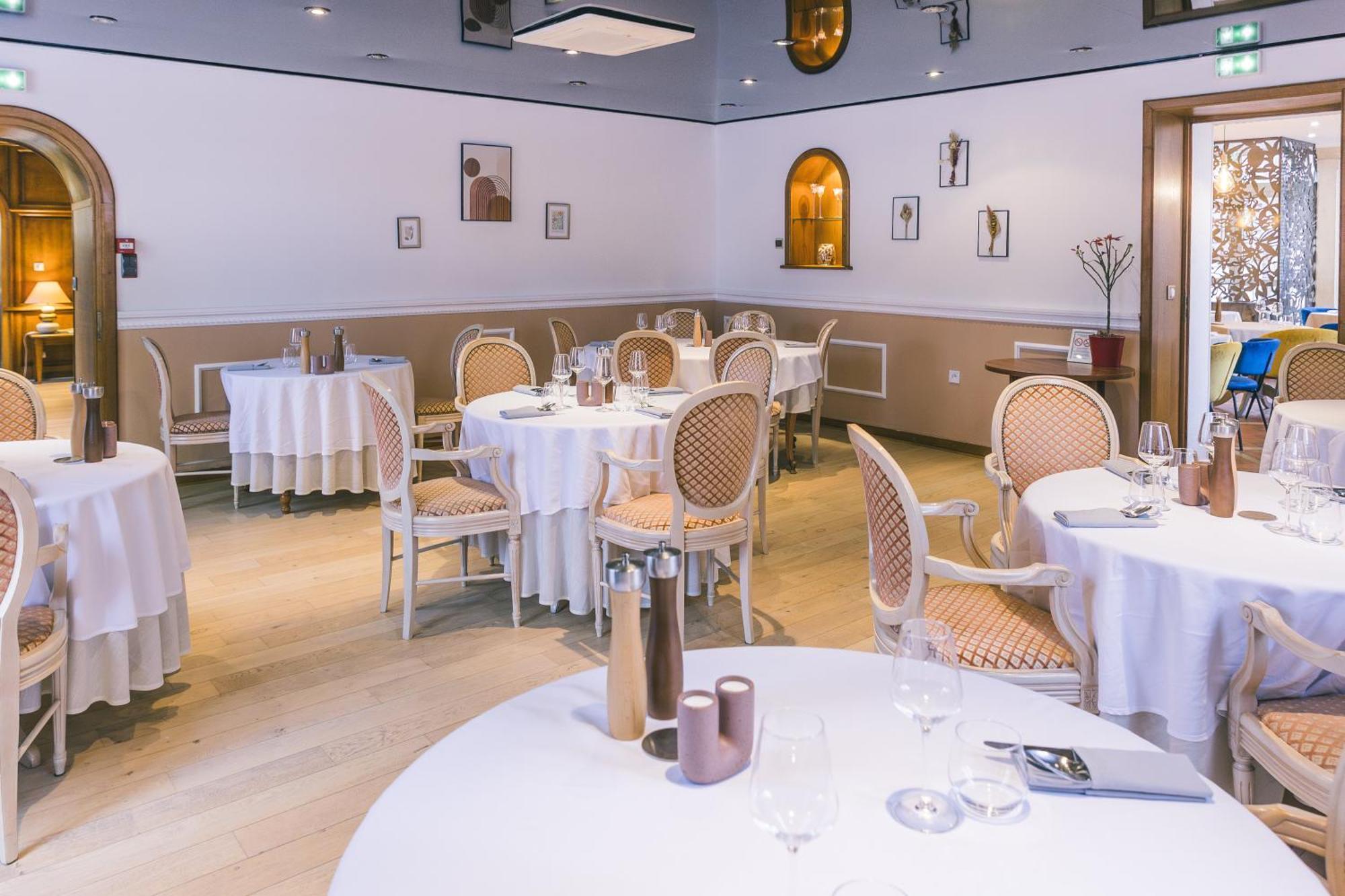 Logis Hotel & Restaurant Le Soleil D'Or Montigny-la-Resle Екстер'єр фото