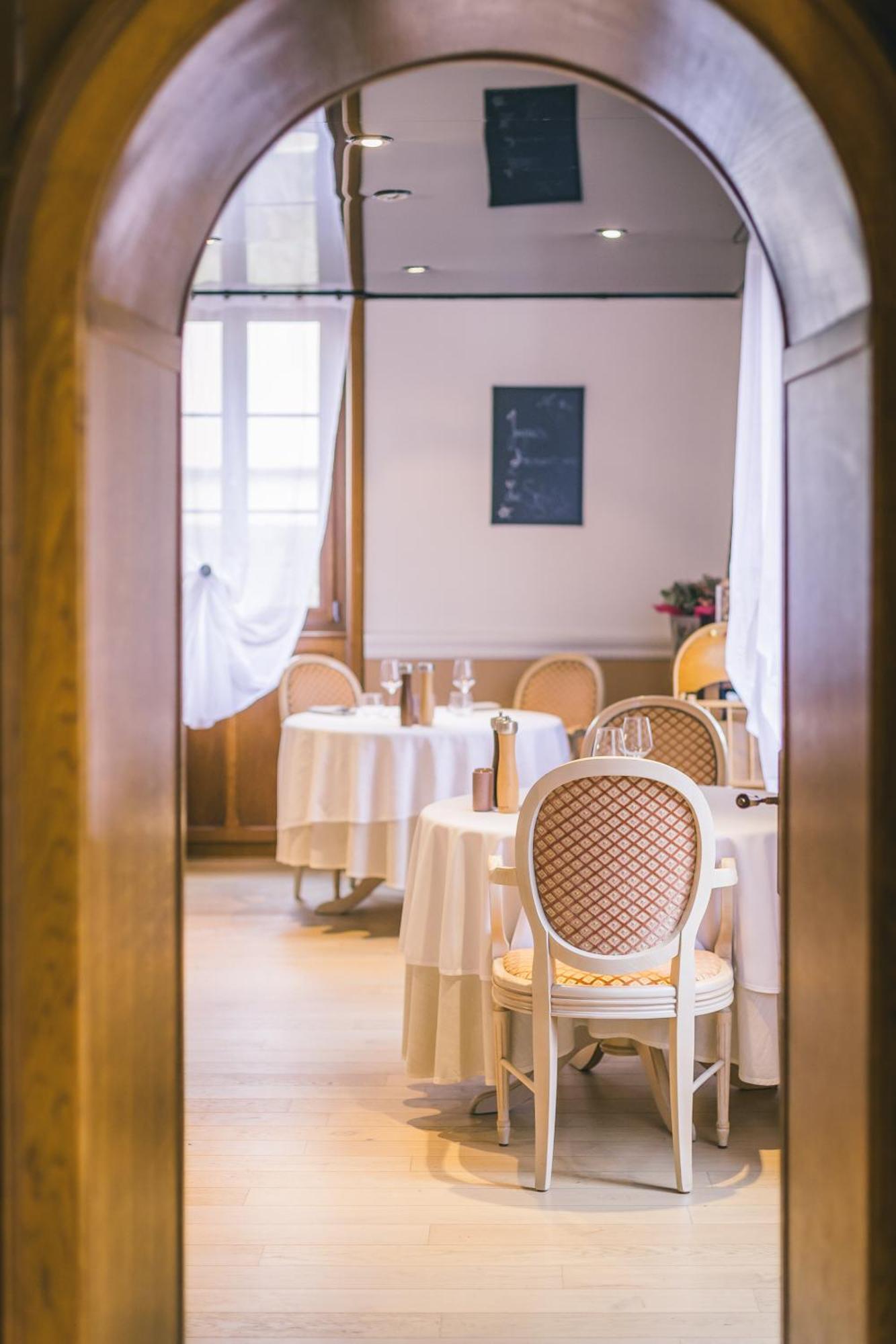 Logis Hotel & Restaurant Le Soleil D'Or Montigny-la-Resle Екстер'єр фото